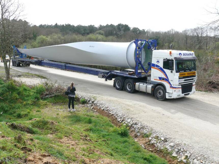 Convoi exceptionnel amenant les pales sur le site de Béganne
