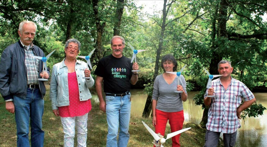 Un groupe de personnes debout au bord d’une rivière avec Isac-Watts.