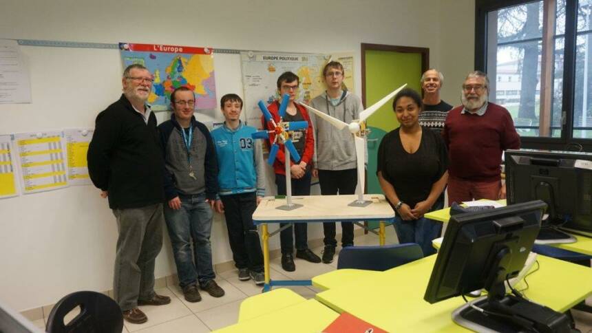 Photo : intervention de membres d'EOLA aupres de jeunes handicapes