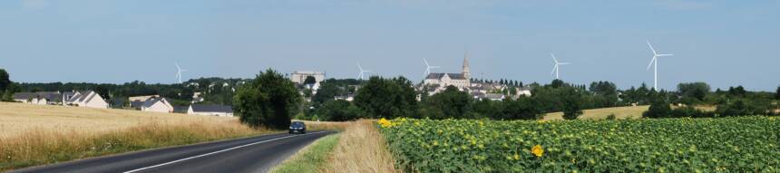 Photomontage : vue des 5 éoliennes d'Éolandes depuis l'entrée du bourg de Teillé