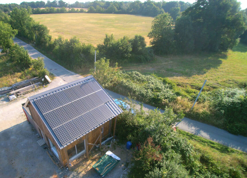 La coopérative citoyenne CoWatt adhérente d'Energie Partagée a installé une centrale solaire en 2017 sur ce bâtiment.