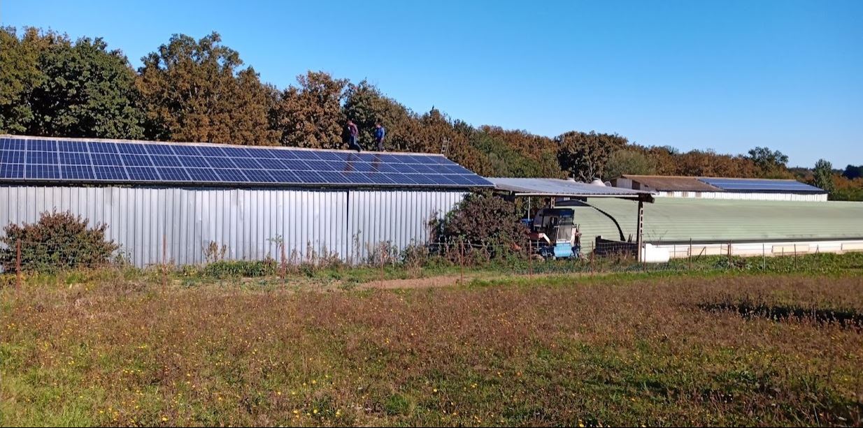Centrale solaire citoyenne d'ICEA EnR sur des hangars agricoles à Espanès.