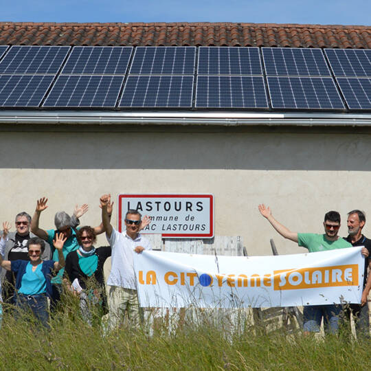 Les membres de la Citoyenne Solaire font leur AG avec enthousiasme sous l'une de leurs toitures solaires