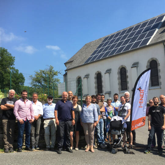 Les sociétaires d'I-ENER rassemblés devant la toiture solaire de l'église d'Ostabat, au Pays Basque