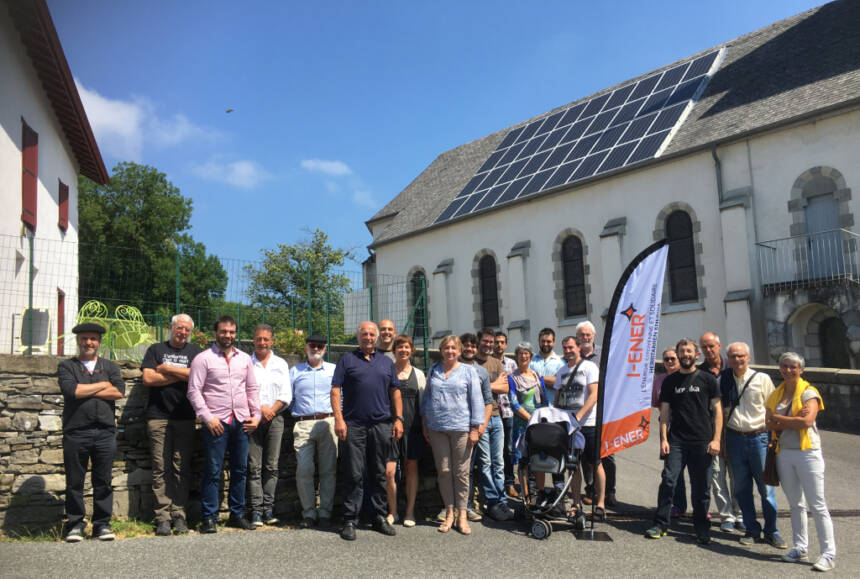 Les sociétaires d'I-ENER rassemblés devant la toiture solaire de l'église d'Ostabat, au Pays Basque