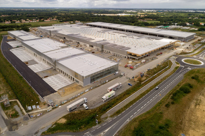 Vue aérienne de la centrale solaire en construction sur le toit du MIN de Nantes