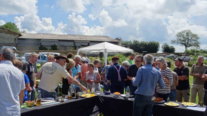 Les citoyen·ne·s de Monts Énergies fêtent l'avancée de leur projet d'énergie renouvelable sur une ferme dont un bâtiment sera équipé de panneaux photovoltaïques par la coopérative.