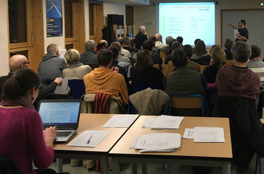 Les bénévoles de Monts Energies ont organisé de nombreuses réunions d'information.