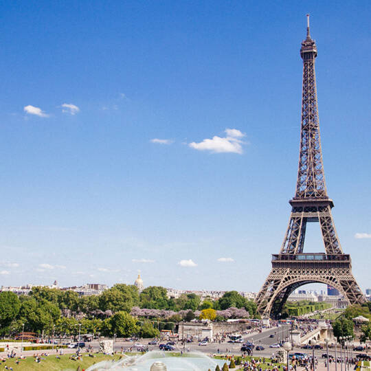 Tour-Eiffel-ciel-bleu-1024px-web