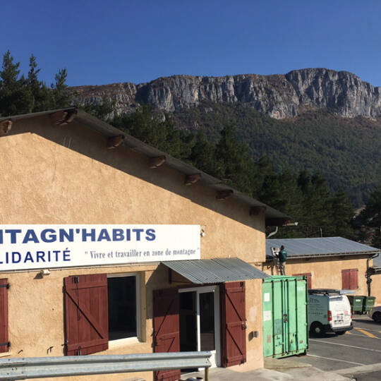La première installation solaire de la coopérative PEP2A sur le toit des locaux de Montagnabits