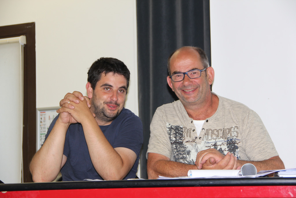 Gaël Morinière, vice-président de la SAS Mauges Éole, et Alain Chollet, président, se réjouissent de l'affluence lors de l'AG de création de la société citoyenne en juin 2018.