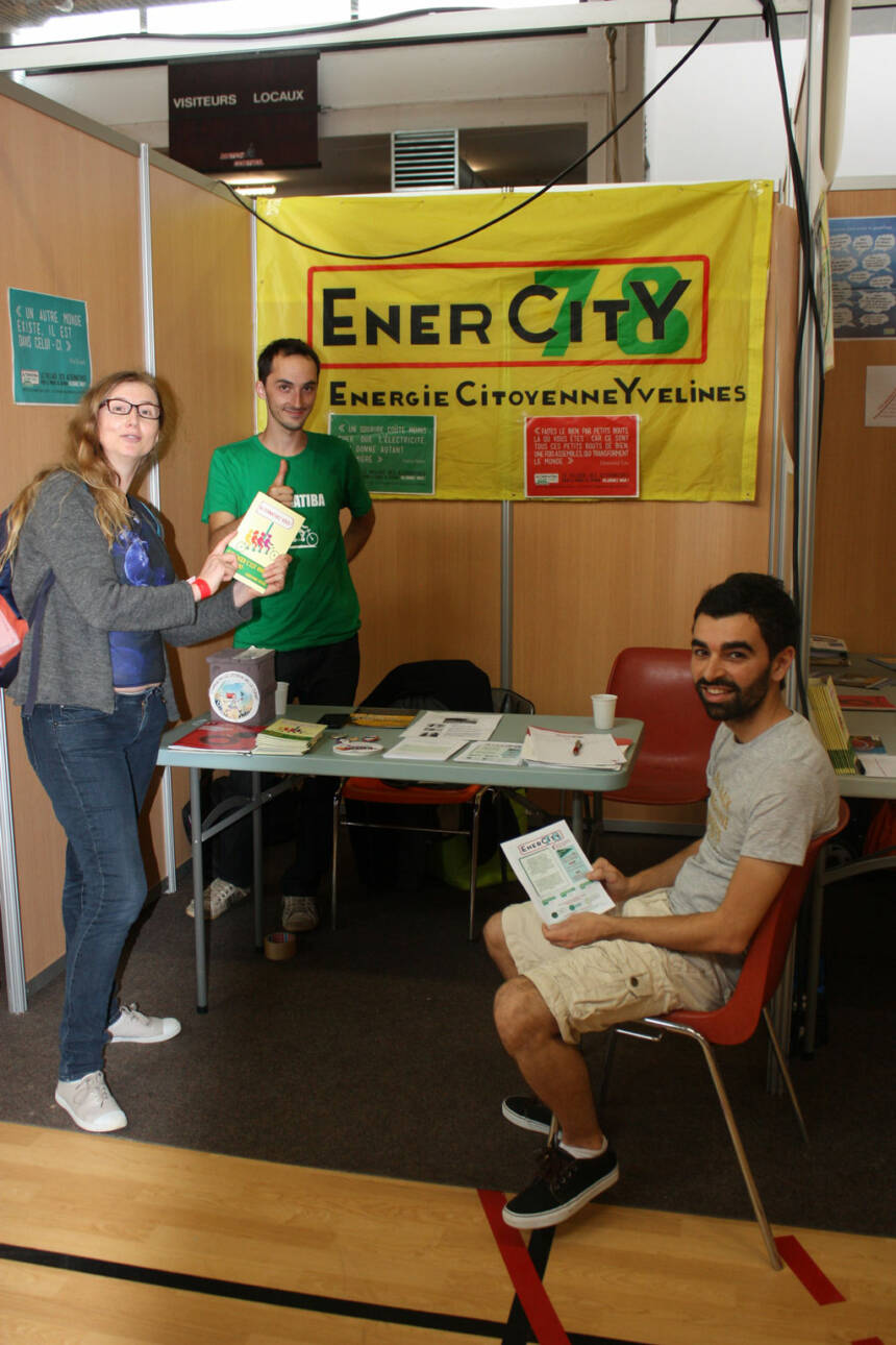 Des sociétaires d'Enercity 78 tiennent un stand pour sensibiliser leur concitoyens aux énergies renouvelables citoyennes