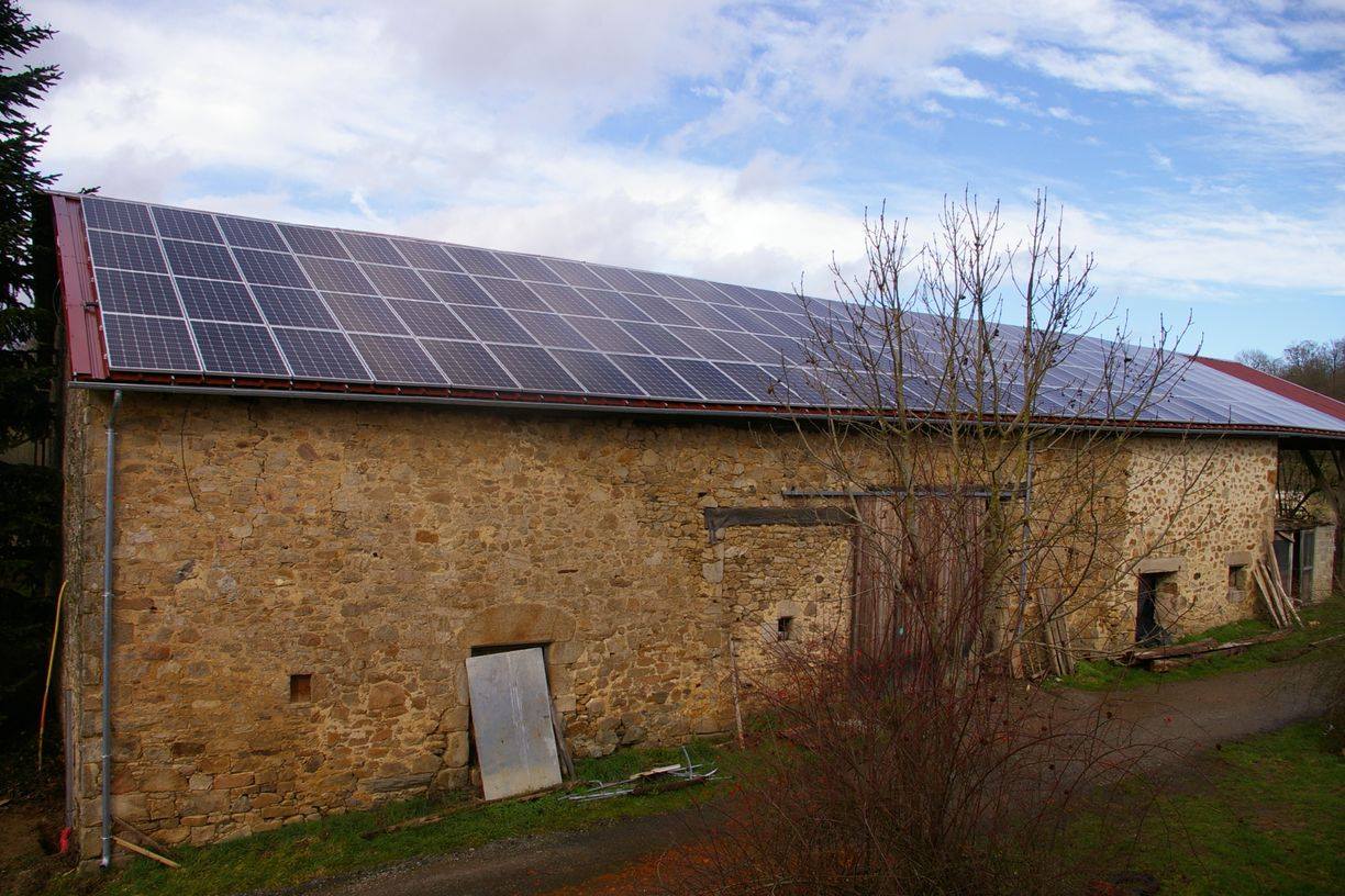 La centrale solaire de la Citoyenne solaire sur le toit de la Ferme de Vaudet (Les Cars)