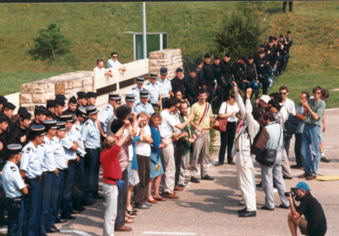 Le 14 juin 1992 au matin, des militants manifestent pour fermer Superphénix... avant d'inaugurer l'après-midi même la 1e centrale solaire raccordée au réseau, la centrale citoyenne Phébus 1.