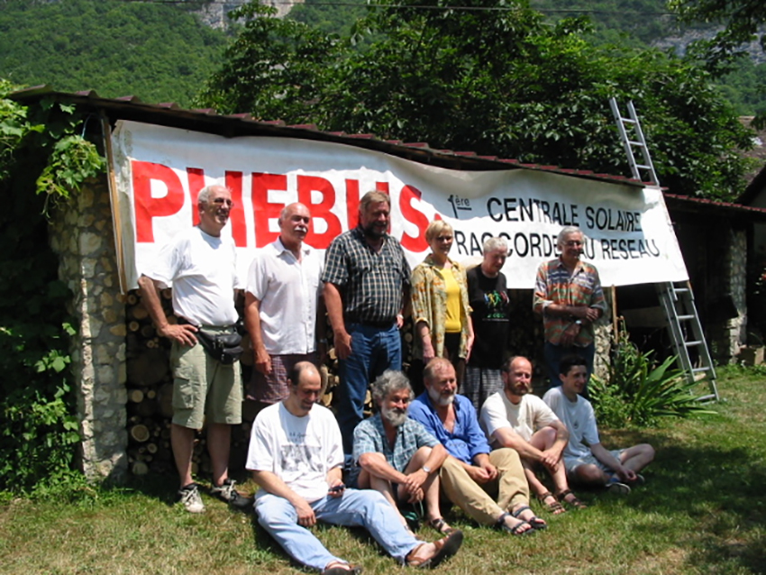 Les co-fondateurs de Phébus devant la centrale pour son 10e anniversaire en 2002