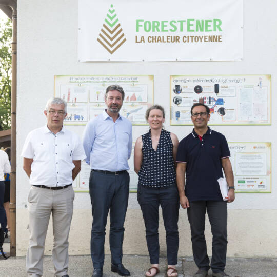 Photo devant la chaufferie bois Lucinges - président de l'ADEME, Florence directrice financière d'Energie Partagée et les élus de la ville