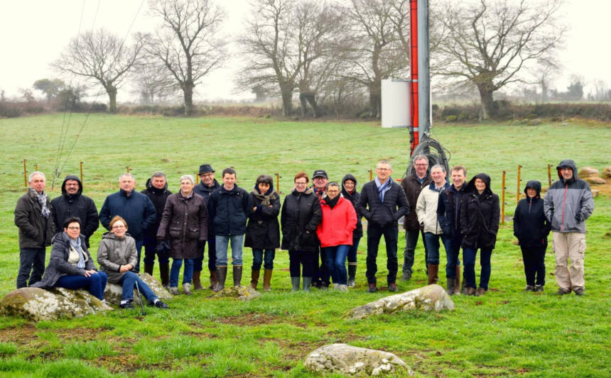 Vent du Lys - Les coopérateurs moteurs du projet éolien citoyen La Grande Levée sont rassemblés au pied du mât de mesure de vent