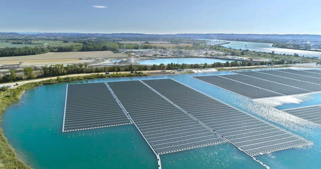 La centrale photovoltaïque flottante O'MEGA1 à Piolenc, co-financée par Energie Partagée