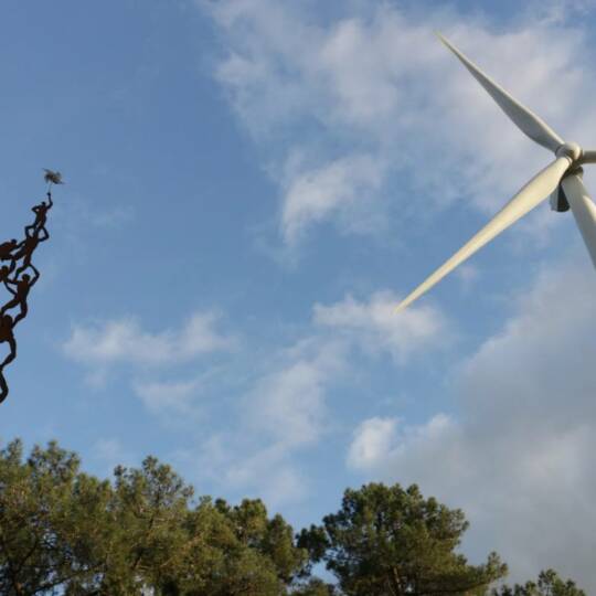 À Béganne, sur le parc éolien citoyen de Bégawatts, une sculpture du cofondateur Michel Leclercq, ancien président d'Energie Partagée