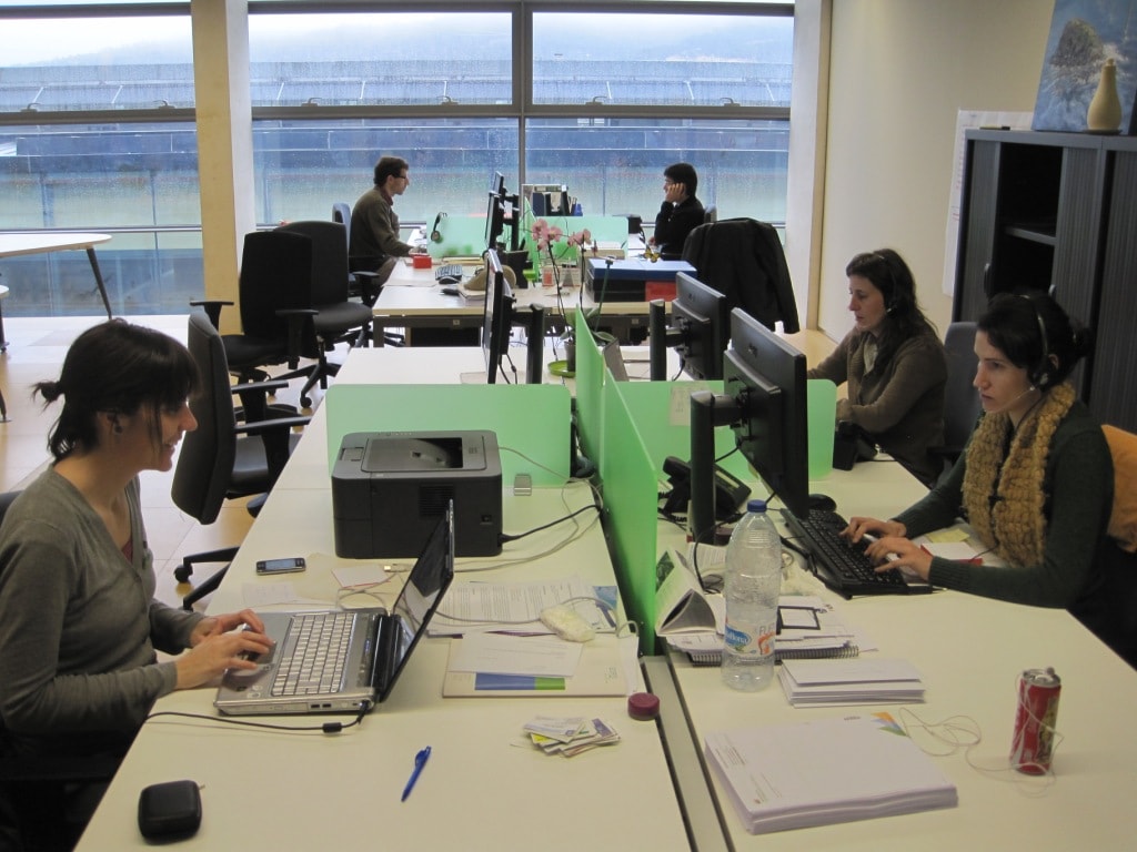 L’équipe de travail de Som Energía, dans le bureau central basé à Gironne, Catalogne.