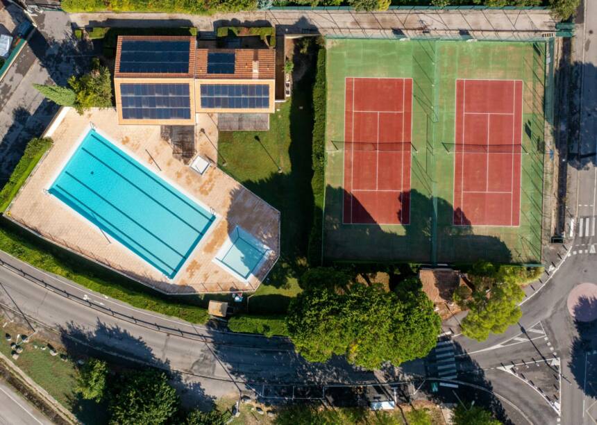 Centrale-solaire-Club-House-SerenyCalas-©petillot-scaled