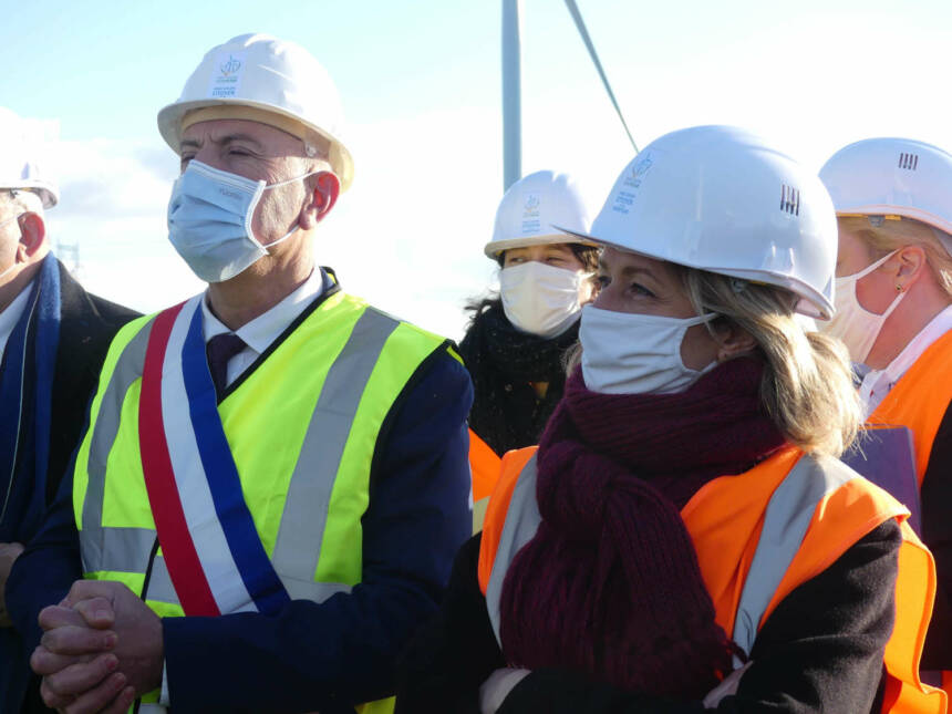 Barbara Pompili au parc éolien de l'Hyrôme, au côté du maire de la commune de Chemillé-en-Anjou.