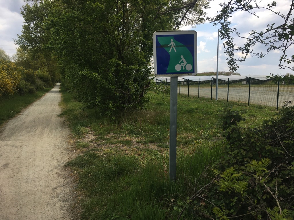 Chemin de La Loire à vélo le long de la centrale solaire