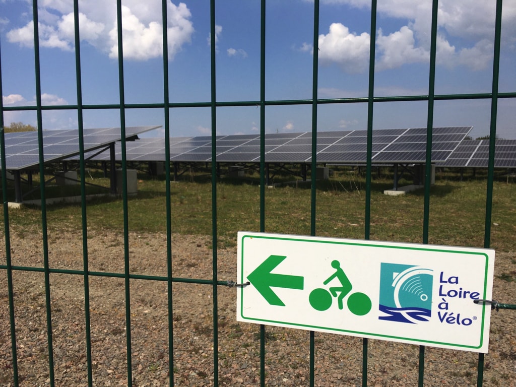 Panneau Loire à vélo sur la clôture de la centrale solaire