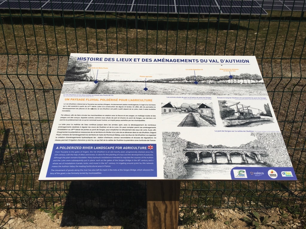 Centrale solaire La Petite Vicomté - Panneau pédagogique présentant les lieux et l'histoire du Val d'Authion