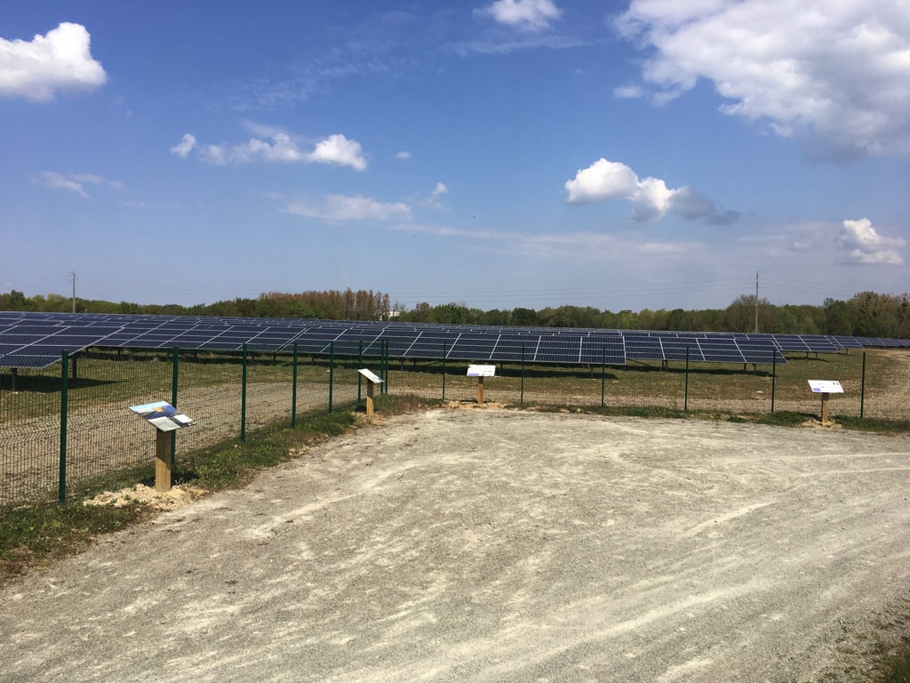 Quatre panneaux d'information sont installés devant la centrale photovoltaïque