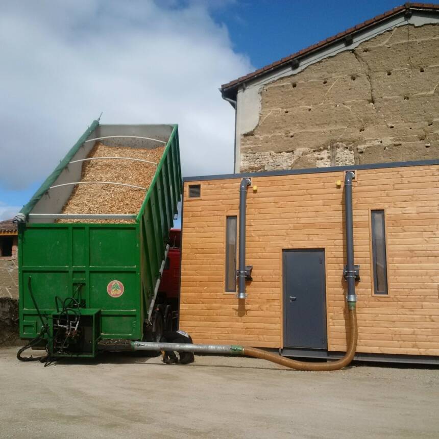 Livraison de plaquettes forestières locales, par soufflage dans le silo à plaquettes de la chaufferie 240 kW qui équipe la commune de Courpières.