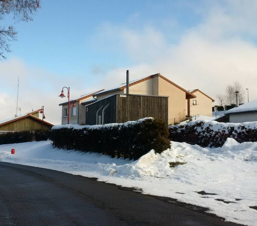 La gendarmerie de Saint-Amant-Roche-Savine est chauffée par la chaudière bois 80 kW fournie par BETA Énergie.