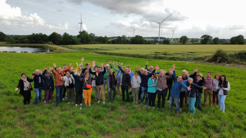 Des dizaines de sociétaires rassemblés devant les éoliennes citoyennes du Fief Sauvin.