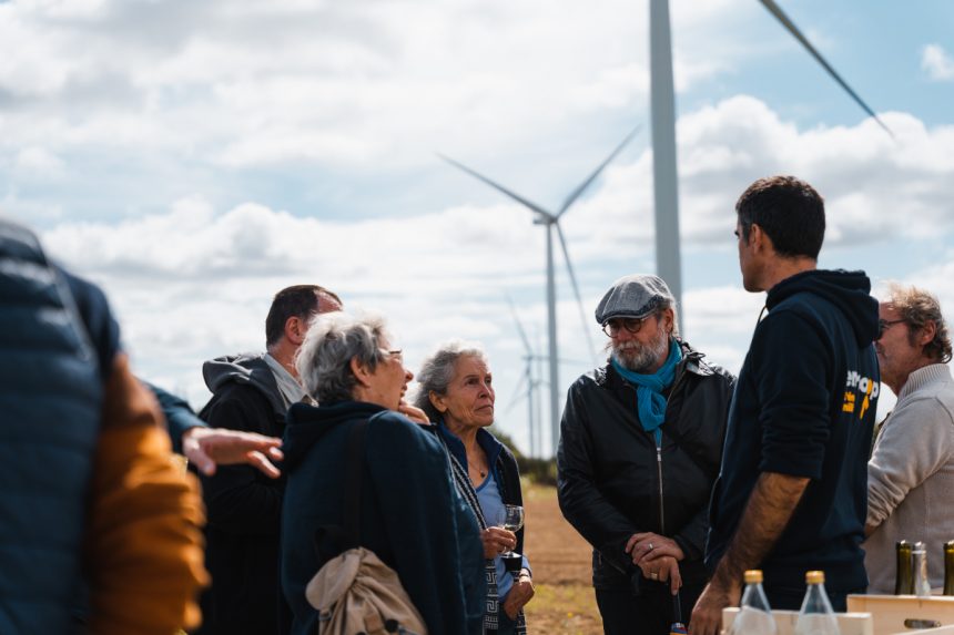 Plan rapproché des actionnaires citoyens du parc de l'Hyrôme échangeant sur le site lors de l'assemblée générale de 2021.