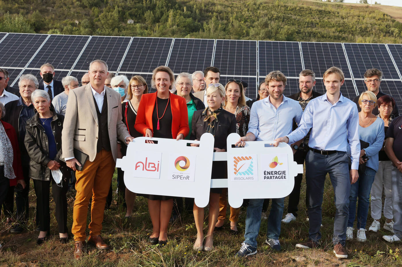 Les actionnaires connectent symboliquement une prise géante pour célébrer la mise en service de la centrale solaire Albi Pélissier.