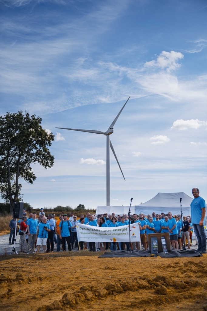 Le 12 octobre 2021, des actionnaires citoyens du parc éolien Mauges Éole Grands Fresnes rassemblés pour célébrer l'entrée en service de leurs 3 éoliennes !