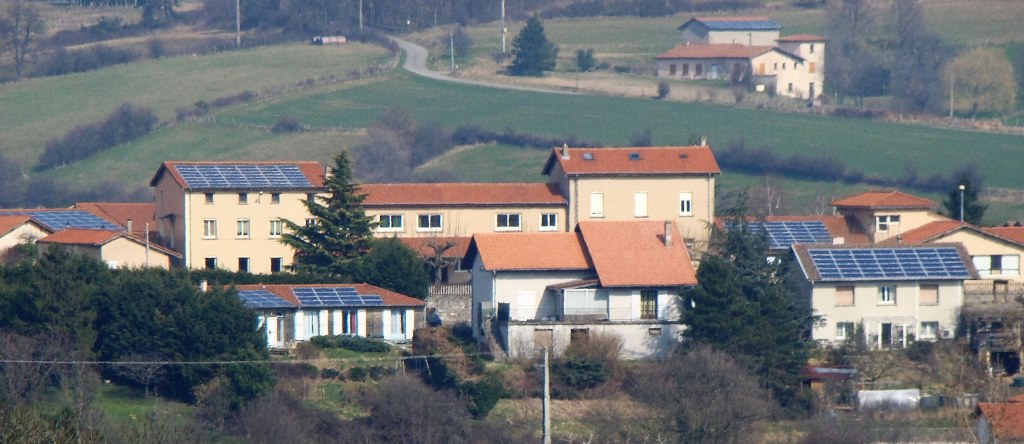 Dans le village des Haies, des particuliers et des bâtiments publics ont mis leurs toitures à disposition de la Centrale Villageoise.