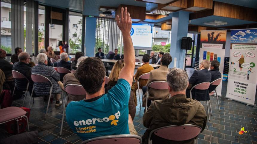 Les citoyens prennent aussi la parole lors de cette table ronde pour poser des questions et apporter le témoignage de leur participation à cette aventure humaine
