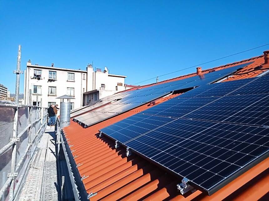 Panneaux solaires installés par MSS sur le toit de la Fraternité à Marseille