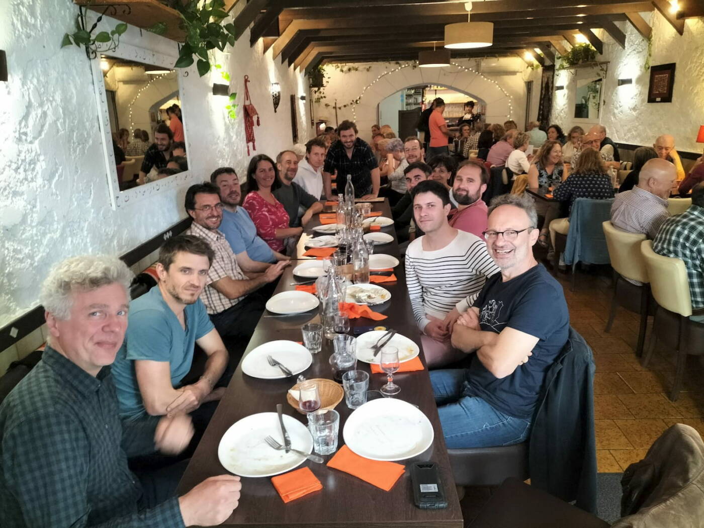 Les membres du Collectif Chaleur Bois Territoire réunis au restaurant à Marseille lors d’un séminaire de travail le 22 mai 2024.