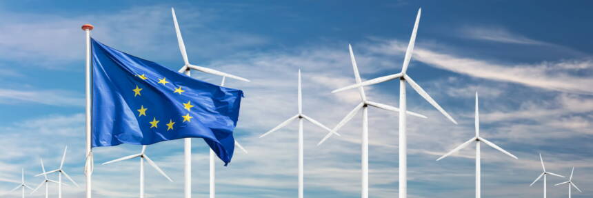 éoliennes devant un drapeau européen