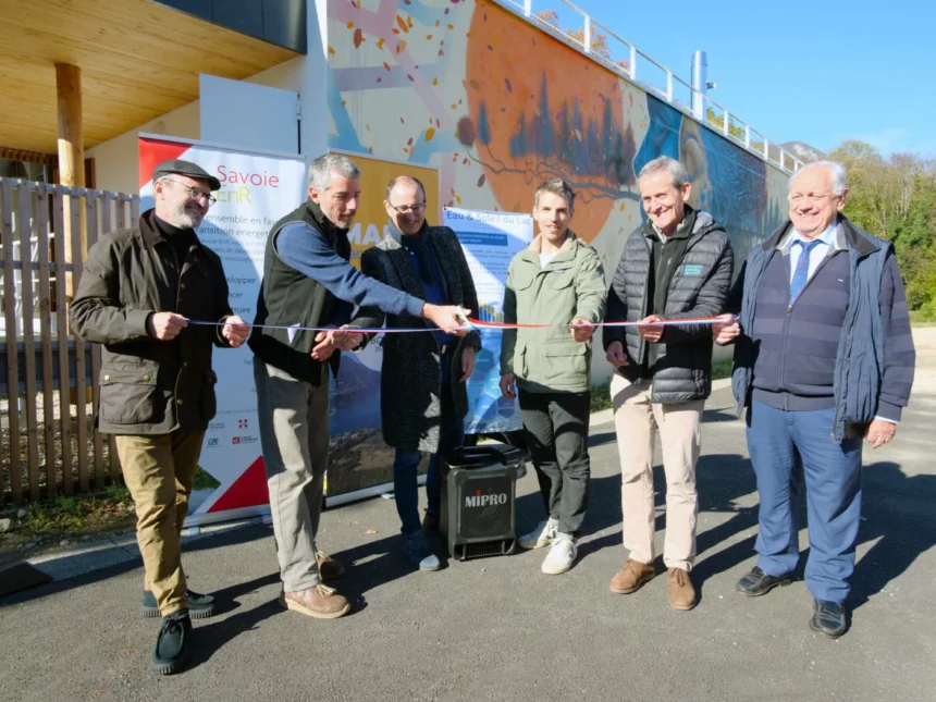 Inauguration du projet citoyen Chaleur partagée du Bourget-du-Lac (4 novembre 2025) : les représentants des actionnaires coupent un ruban tricolore.