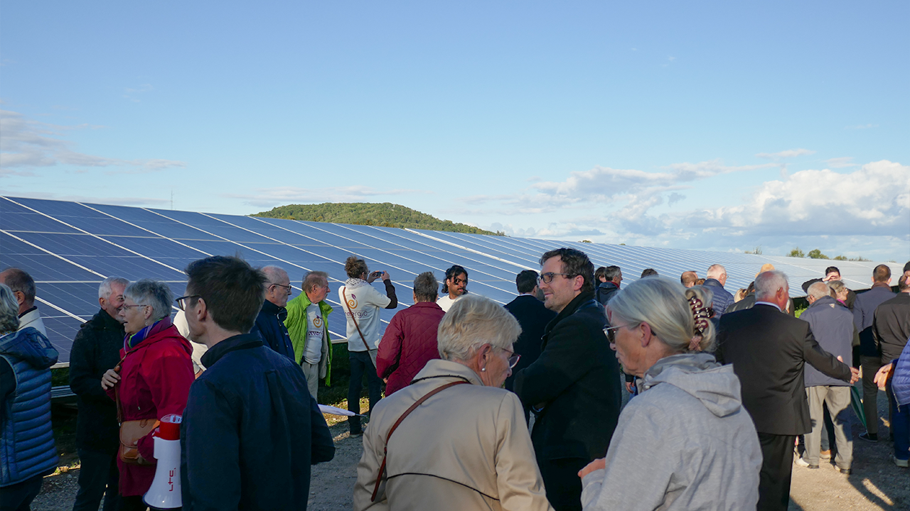 Les visiteurs au milieu des panneaux solaires