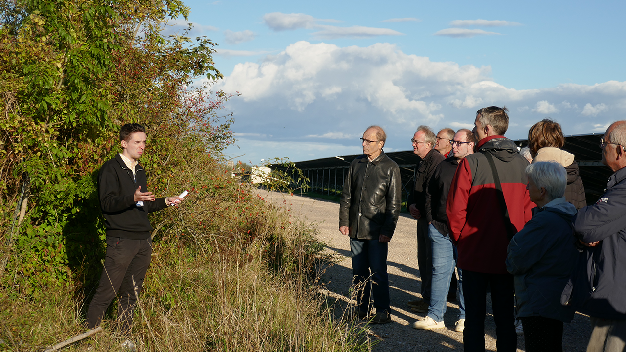 Les visiteurs écoutes les explications sur le fonctionnement et les mesures pour la biodiversité