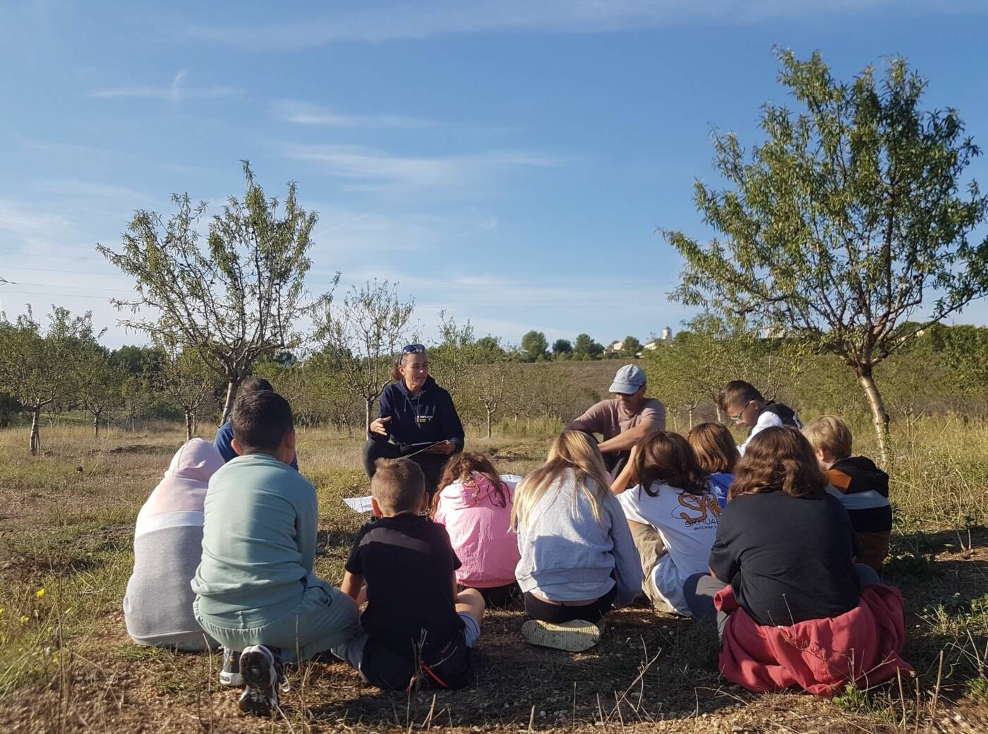 Des élèves de l'école de Mallemort visitent le site et posent leurs questions.