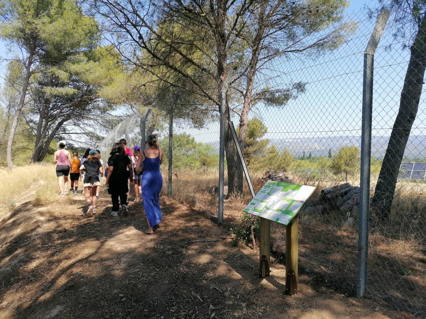 Les élèves de l'école Frédéric Mistral de Mallemort lors de l'inauguration du sentier pédagogique