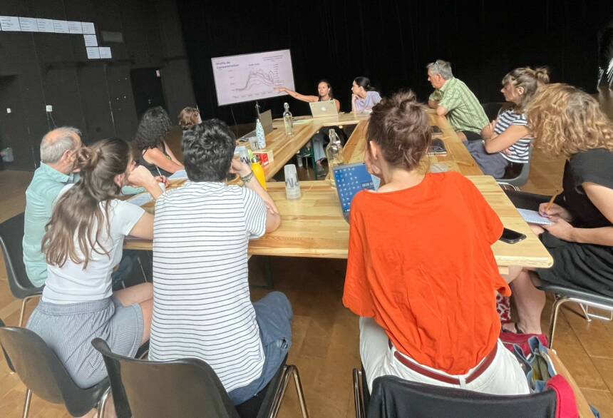 Atelier de présentation du contexte énergétique en France et étude de la consommation du Théâtre Public de Montreuil animée par Soukaina, bénévole chez PEC et Lilia